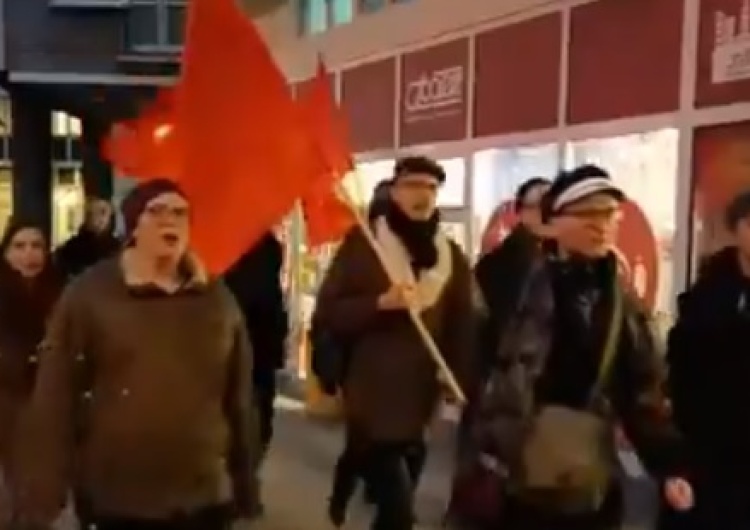  [video] Pod Sejm zmierzają "obrońcy demokracji" pod... czerwonymi flagami