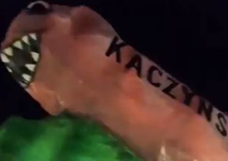 Instalacja z Kaczyńskim, Macierewiczem i Ziobrą pożerającymi "Liść Demokracji" przyjechała... z Niemiec?