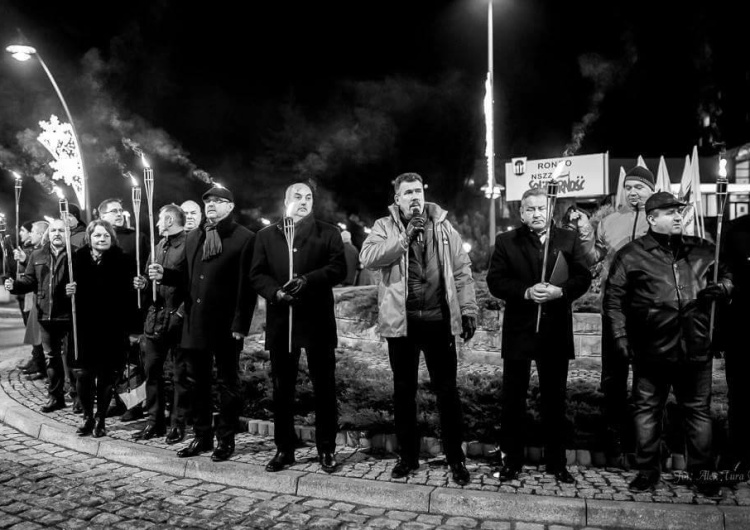 W całym kraju "Solidarność" obchodziła rocznicę wprowadzenia stanu wojennego. "13 grudnia – pamiętamy!!"