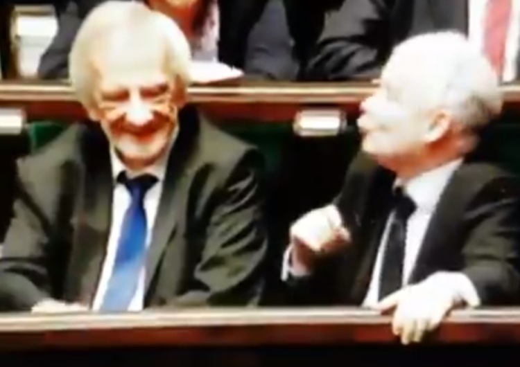 Rzecznik PiS zdradza komu Jarosław Kaczyński "przesyłał buziaczki" w Sejmie