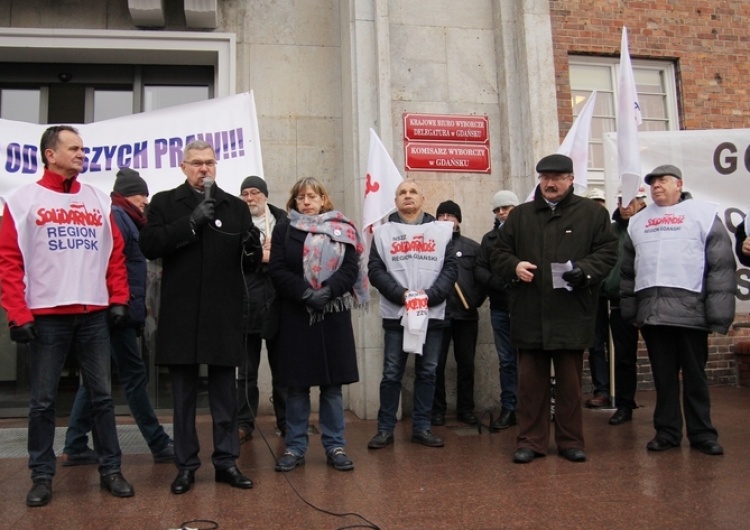  Pikieta w obronie pracowników Opery Bałtyckiej. "To stan wojenny wprowadzony przez dyrektora"