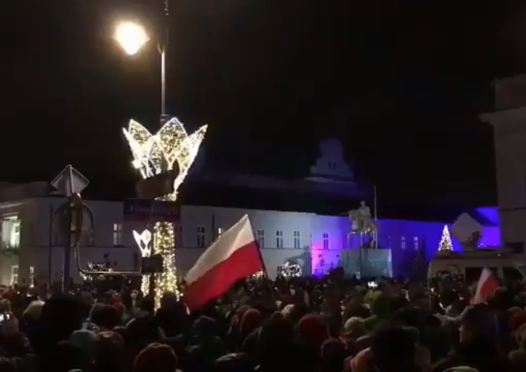  [video] Protesty przeciw reformie sądownictwa: Szydzenie z prezydenta pieśnią na melodię kolędy