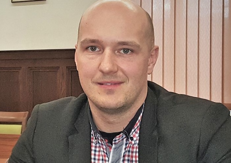 Festiwal absurdów. Wojewoda wzywa do wygaszenia mandatu radnemu, a członkowie PiS się wstrzymują