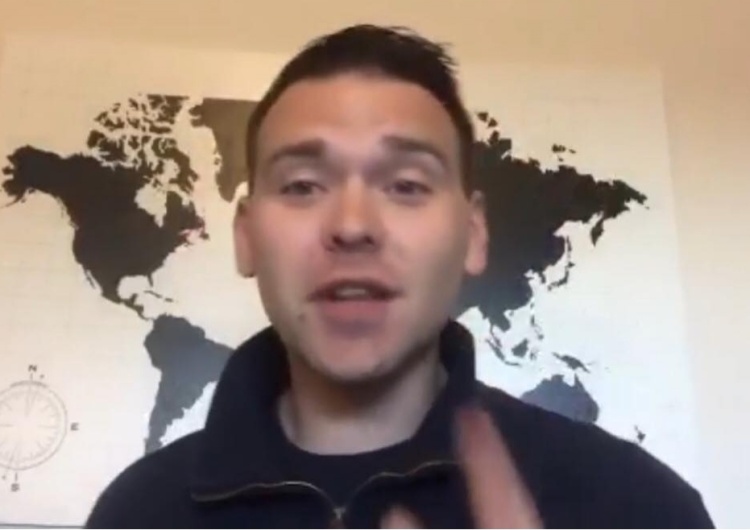 Jack Posobiec pokazuje tegoroczną "choinkę" w Monachium. Oceńcie sami