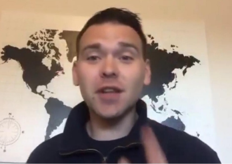  Jack Posobiec pokazuje tegoroczną "choinkę" w Monachium. Oceńcie sami