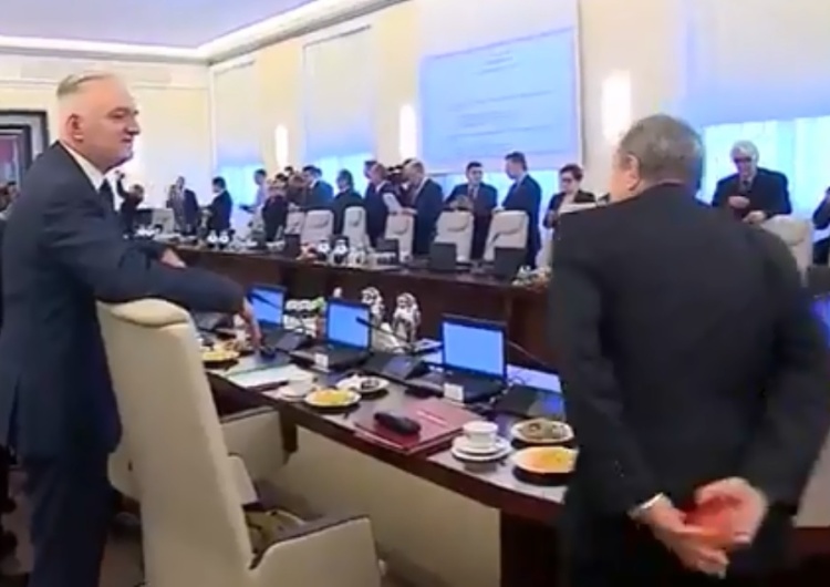  [video] Zabawne nagranie z posiedzenia rządu. "Piotrze, buchnij panu premierowi to jabłko czerwone"