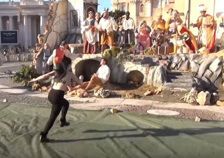 [video] Działaczka Femenu usiłowała porwać figurkę Jezuska z szopki w Watykanie