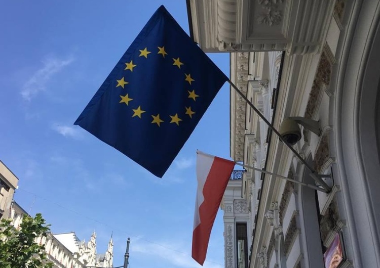 Europejski tygodnik "New Europe" pisze o deklaracji Victora Orbana o poparciu dla Polski w sporze z KE