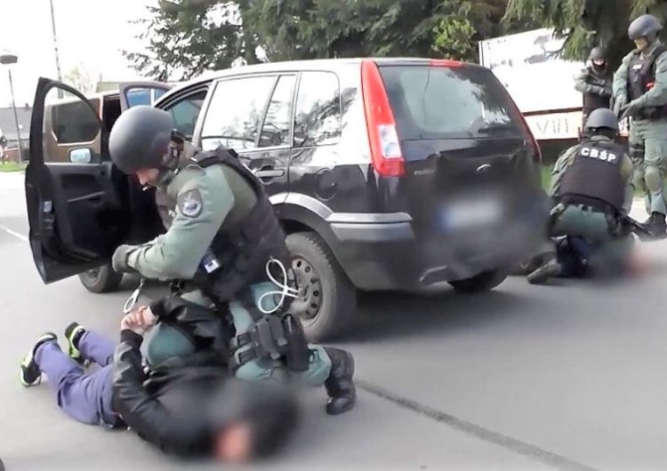 CBŚP rozbiło gang „wyłudzaczy” odszkodowań. Pozorowali i inscenizowali kosztowne stłuczki