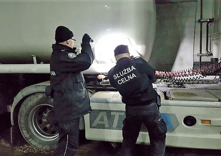 Gigantyczna akcja CBŚ i KAS. Uderzono w grupę hurtowo „przerabiającą” olej opałowy na paliwo