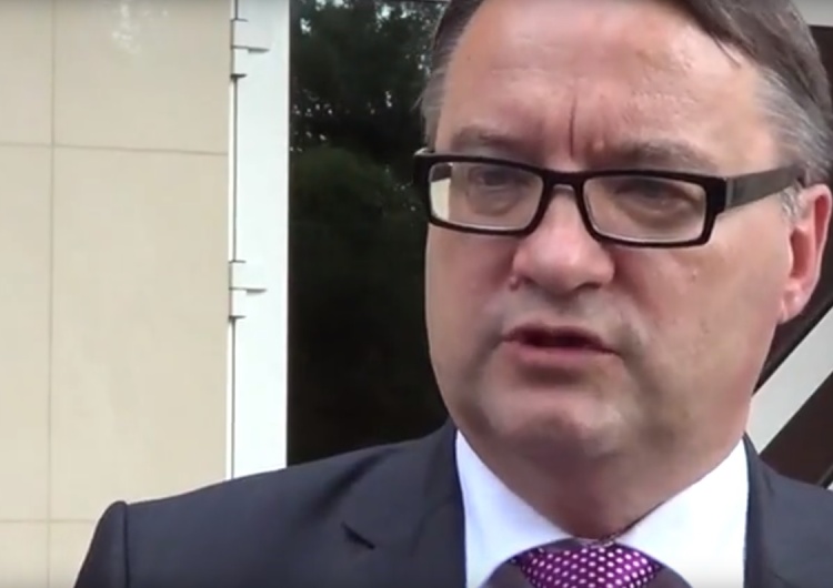 Kryzys polityczny opozycji. Trzej posłowie wyrzuceni z PO. Trzej posłowie .N zawieszają członkostwo