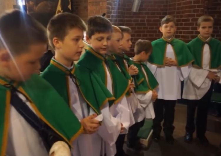 Rezolutny ministrant odpowiada księdzu
