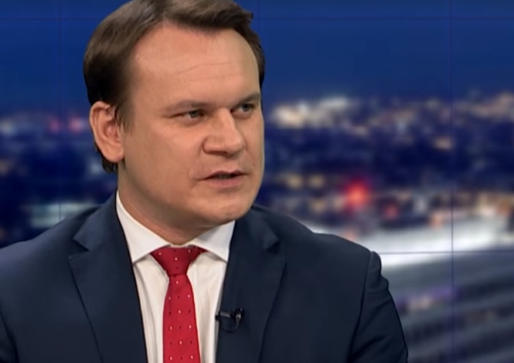  #FakeNews "Soku z buraka". Dominik Tarczyński [PiS]: "Zapłacą za to te medialne psy"