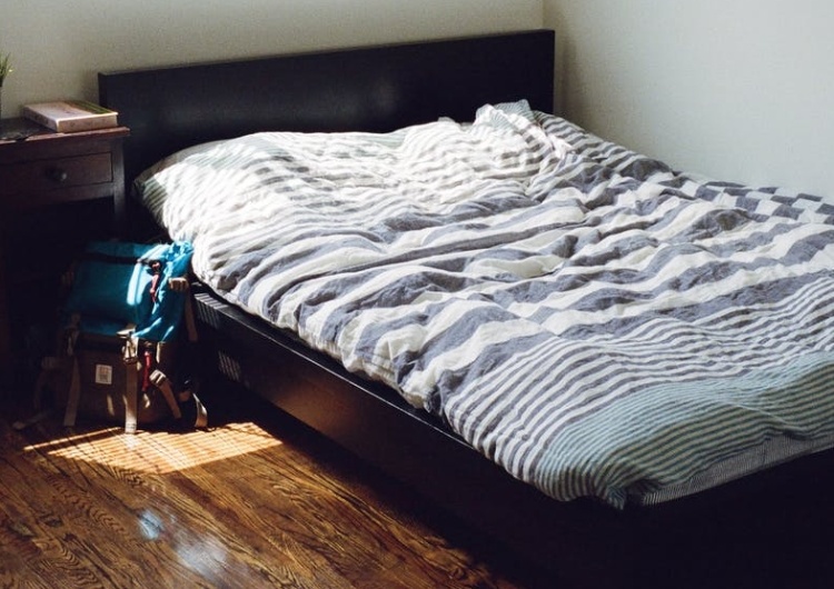 [video] Reakcja 8-letniego bezdomnego chłopca, który dostał własne łóżko podbiła sieć