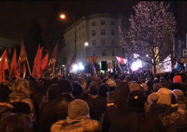  [video] Czerwone flagi. Protest opozycji przeciwko... opozycji: "Hańba! Posłowie budują piekło kobiet!"