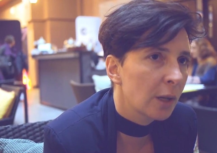 Klementyna Suchanow tym razem chwali się obrzuceniem farbą siedziby PiS: "Czerwona jak krew kobiet"