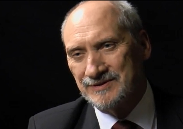  Antoni Macierewicz: Wspieram i będę wspierał Mariusza Błaszczaka