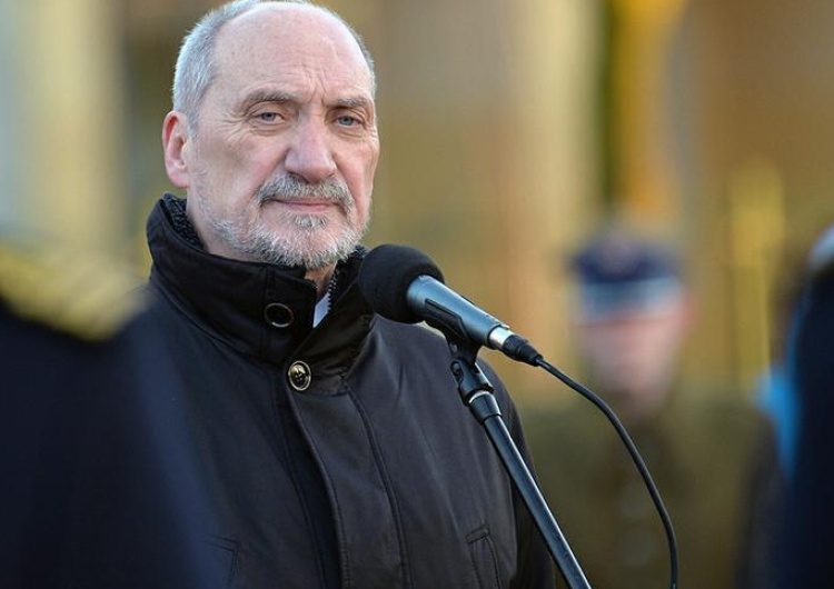  Macierewicz dla "TS": Ci którzy chcą prowadzić Polskę do zwycięstw muszą wykorzystywać impet husarii