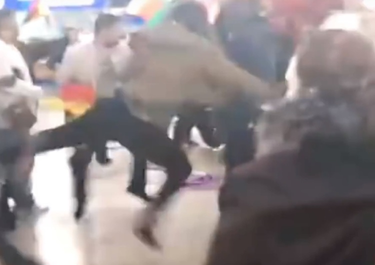  [VIDEO] Bójka między Turkami i Kurdami na lotnisku w Niemczech