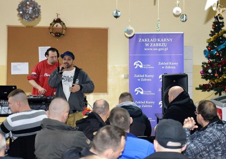 Resocjalizacja w rytmie rapu – muzyczny koncert na żywo w więzieniu, z przesłaniem i świadectwem