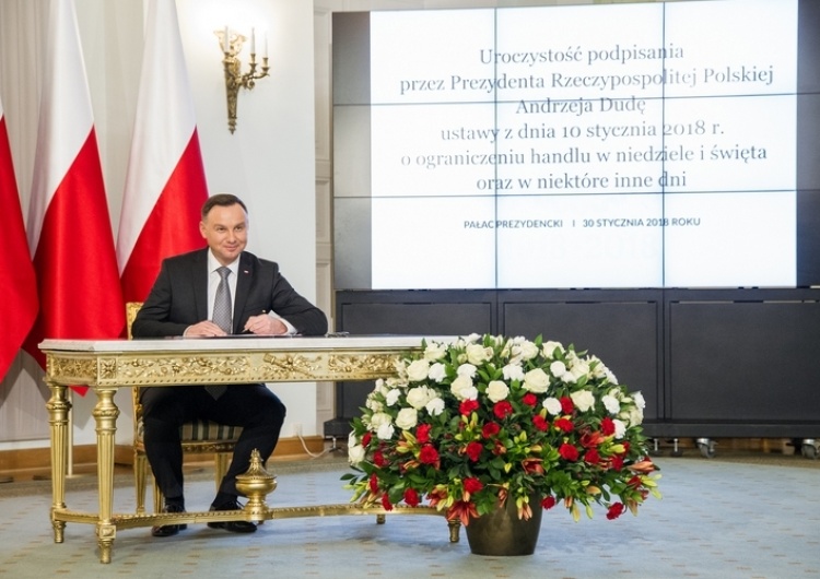  [nasza fotorelacja] Uroczystość podpisania przez Prezydenta Dudę ustawy o ograniczeniu handlu w niedzielę