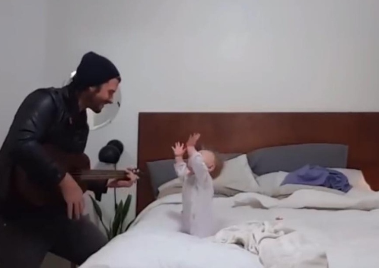  [video] Amerykański aktor zaśpiewał dla córeczki. Nie spodziewał się takiej reakcji...