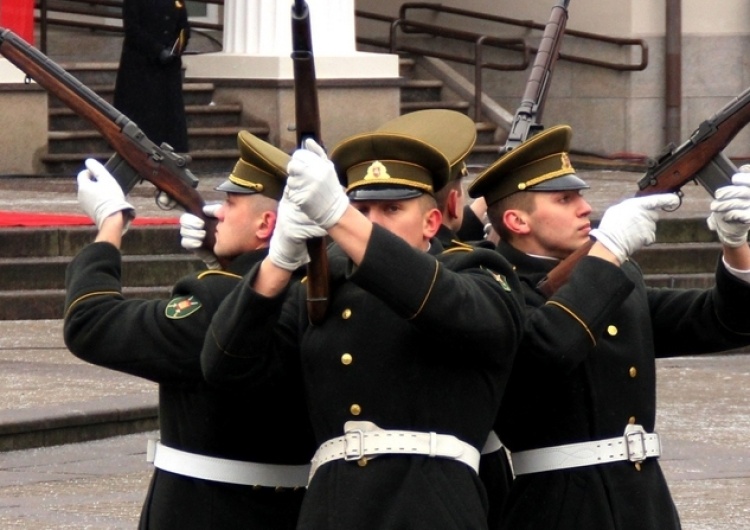  [nasza fotorelacja] Uroczystości 100. rocznicy odbudowy Państwa Litewskiego na Placu Simonasa Daukantasa