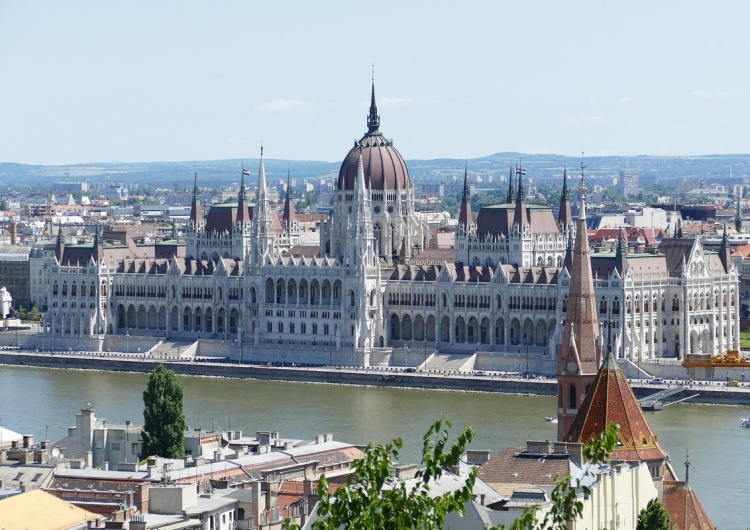  Węgierski parlament przyjął rezolucję o "poparciu Polski wobec presji Brukseli"