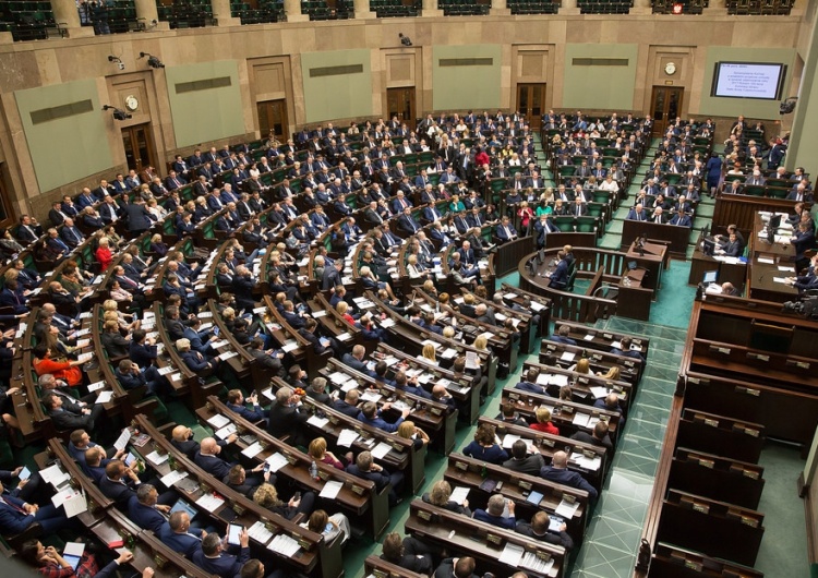 Paweł Kula [SONDAŻ]: Aż siedem partii w parlamencie