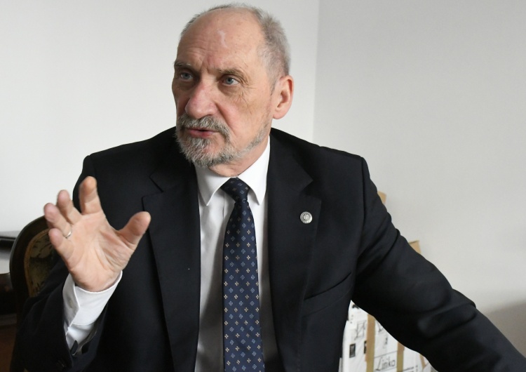 Tomasz Gutry Antoni Macierewicz: "Ładunek wybuchowy musiał zostać umieszczony w Samarze"