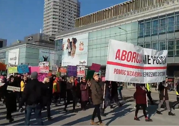  [video] Manifa w Warszawie pod hasłem: "Aborcja, nie policja. Pomoc wzajemna, nie przemoc systemowa"