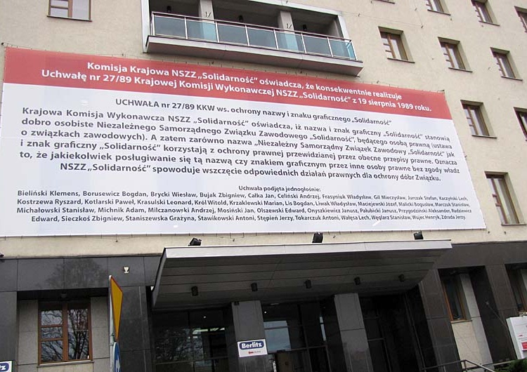 Uczestniczki czarnego marszu w Gdańsku poszły pod siedzibę Solidarności, a tam już czekał baner...