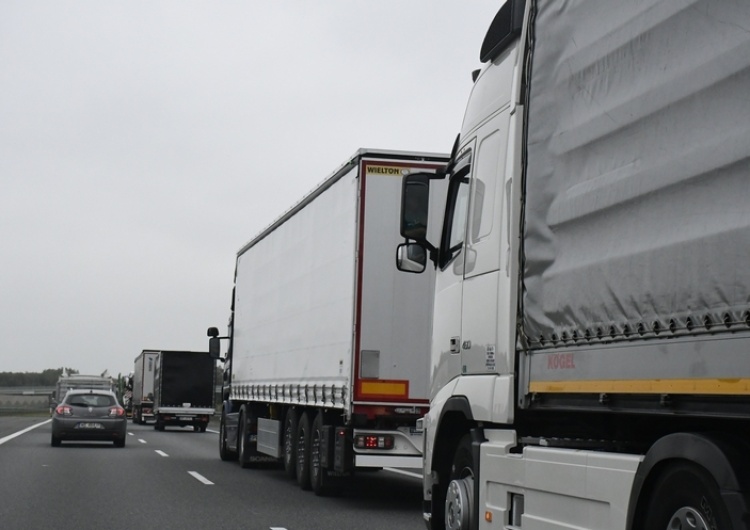 Kierowcy tirów dostają dziś do kieszeni 7-9 tysięcy. Na emeryturze - 854 zł