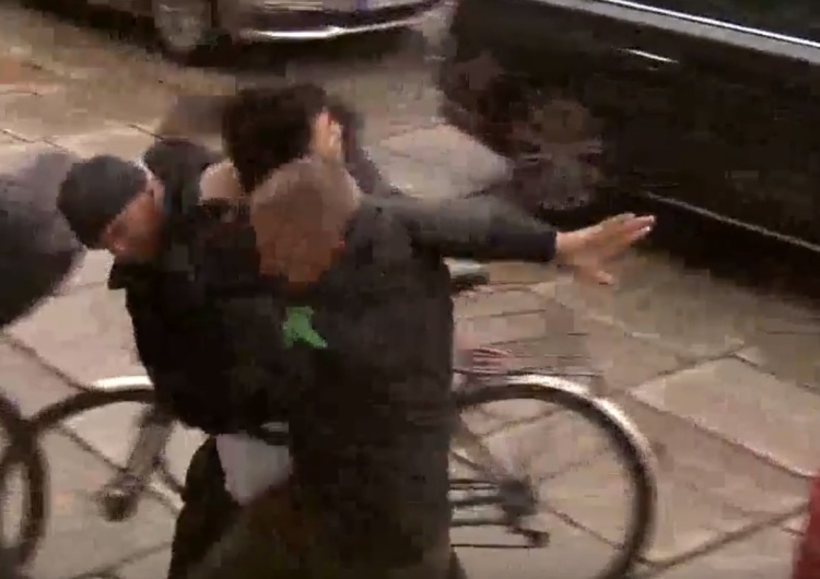 Napastnik obezwładniony przez policję [video] Napastnik, który zaatakował Merkel miał krzyczeć "Allah Akbar". Jak to pokazała TVN24?