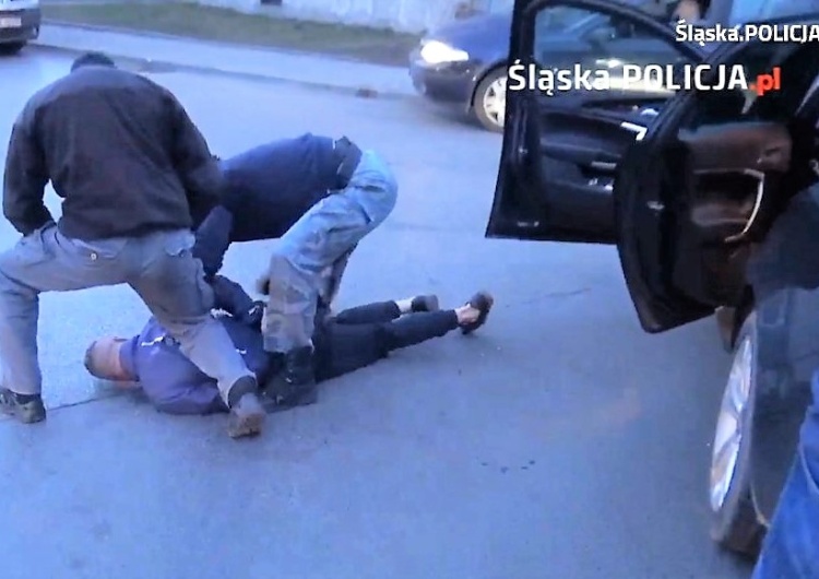 Dziewięciu zatrzymanych, 237 zarzutów karnych. Policja na Śląsku rozbiła narkotykowy gang pseudokibiców