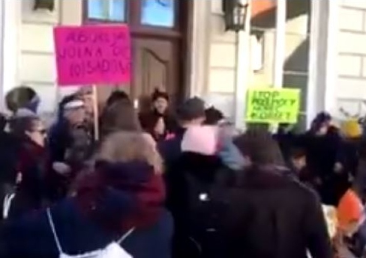  [video] "Hej klecho wyjdź po dobroci". Protest aborcjonistów pod siedzibą Domu Arcybiskupów Warszawskich