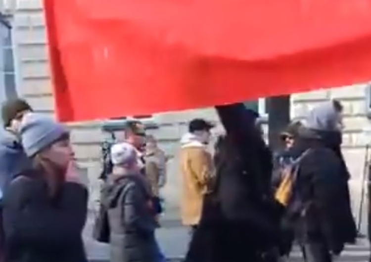  [video] Proaborcyjni demonstranci wtargnęli na teren UW śpiewając Międzynarodówkę