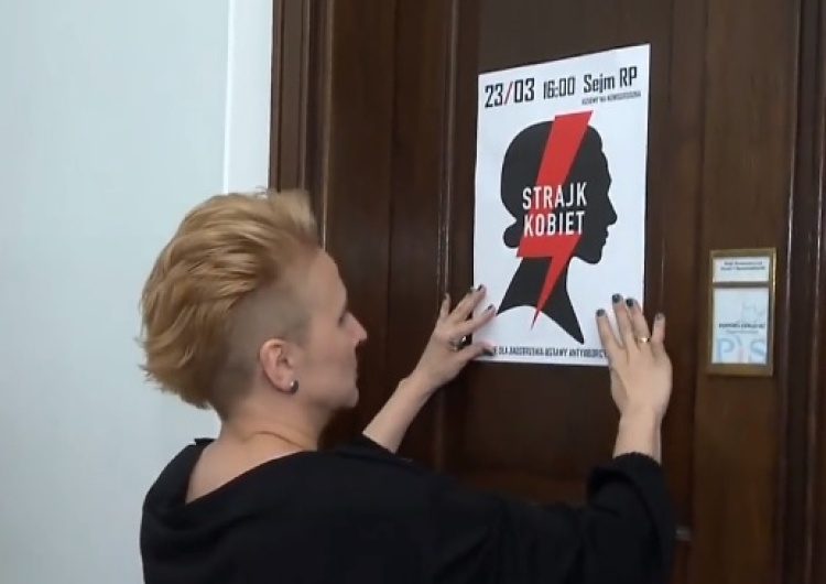  PiS kontra Nowoczesna. Plakat zaklejony wynikami głosowania nad projektem "Ratujmy Kobiety"