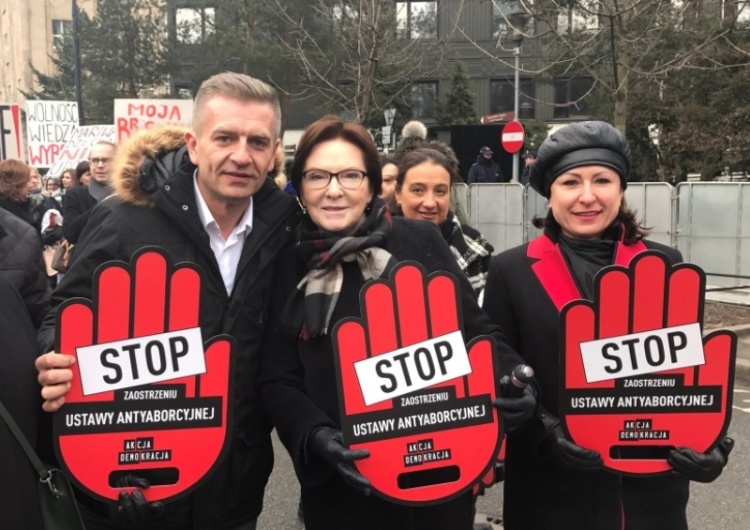  [video] Politycy opozycji na proteście "Czarny piątek" pod Sejmem