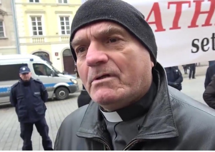  [video] Mężczyzna w stroju księdza na marszu feministek: Na tym Kościół katolicki się bardzo przejedzie