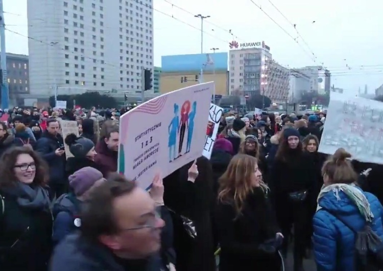  [video] "Raz i dwa aborcję miałam ja, i raz, dwa, trzy aborcję miałaś ty" - śpiewają uczestniczki marszu