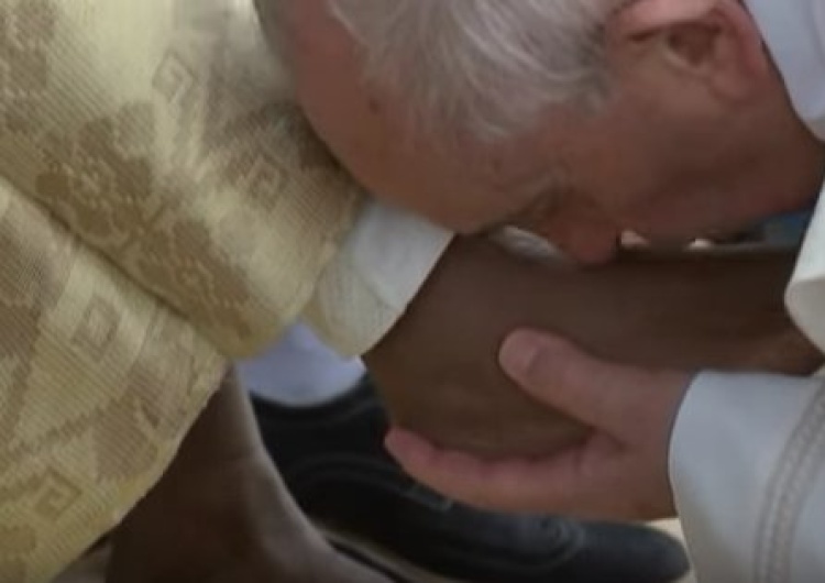  [VIDEO] Papież Franciszek umył nogi więźniom