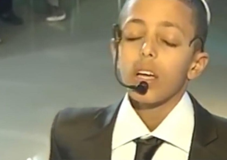  [video] Uzdrowiony ze ślepoty żydowski chłopiec śpiewa Bogu hymn pochwalny