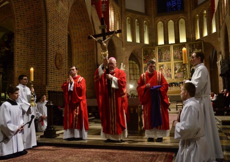  Liturgia Męki Pańskiej. Homilia abp Gądeckiego:Krzyż nie jest znakiem słabości, ale mocy i mądrości Bożej