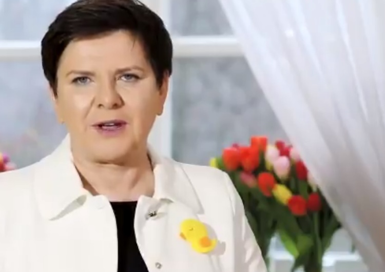  [video] Beata Szydło: "Niech te Święta napełnią nas nową siłą i optymizmem". Zwróćcie uwagę na broszkę