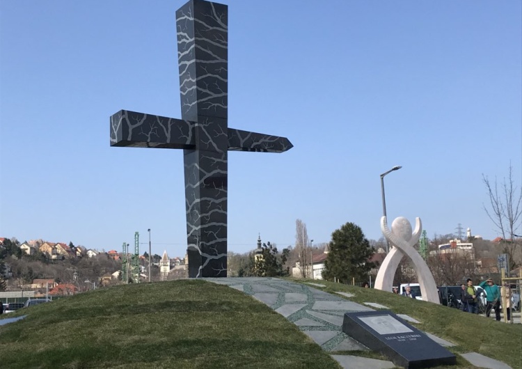  Piękny gest naszych bratanków. W Budapeszcie stanął pomnik smoleński