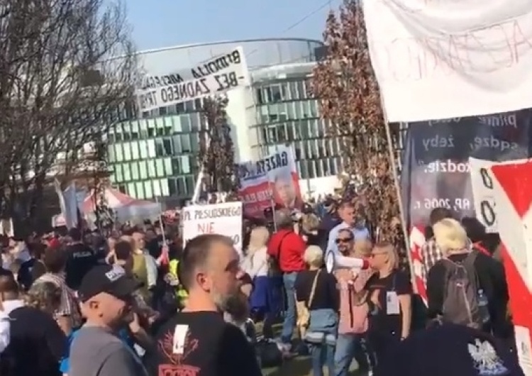  [video] Kontrmanifestacja „Obywateli RP” na Placu Piłsudskiego. Tłum odpowiada: „Lech Kaczyński!”