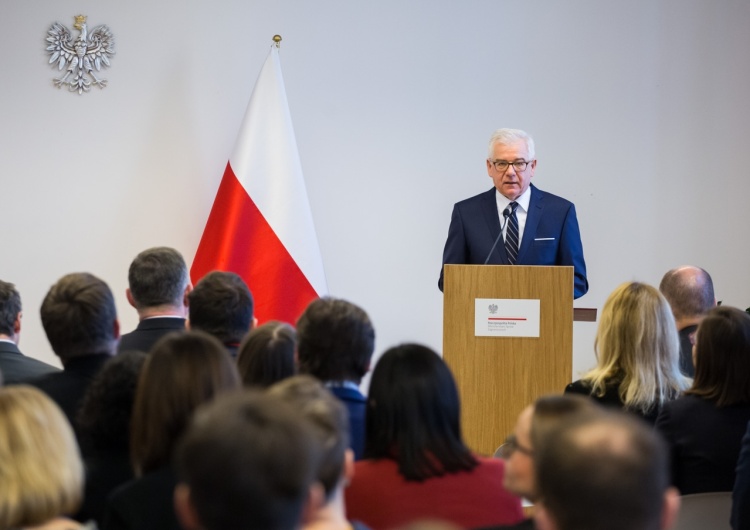  Polska przyjęła prawie 3 tys. migrantów? Szokujące słowa ministra Czaputowicza. Burza na Twitterze