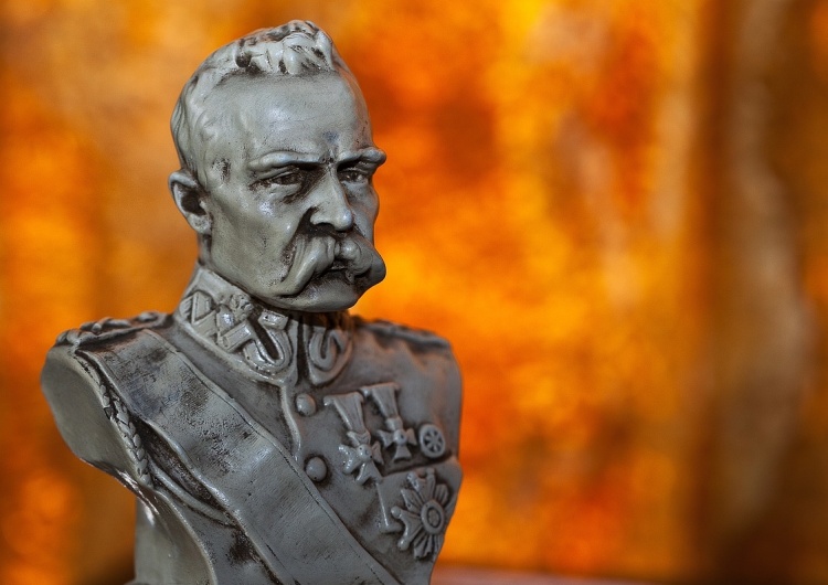 Skandal w Powiewiórce – pamiątki po Marszałku Piłsudskim przeniesiono z kościoła do kruchty