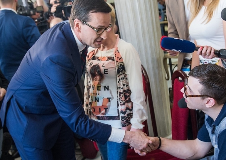 Premier w odpowiedzi na protesty w Sejmie proponuje zmiany konstytucyjne